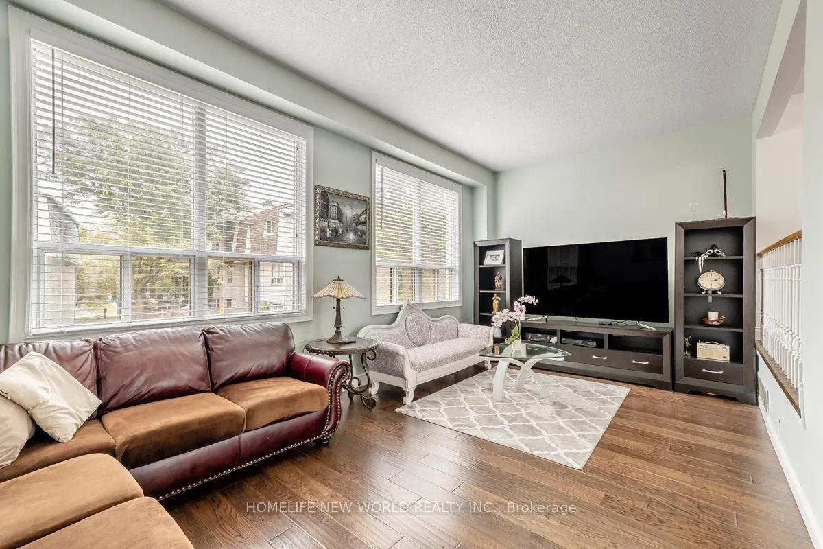 Photo 5 of 61 Poplar Crescent, Aurora, Aurora Highlands — HOMEH