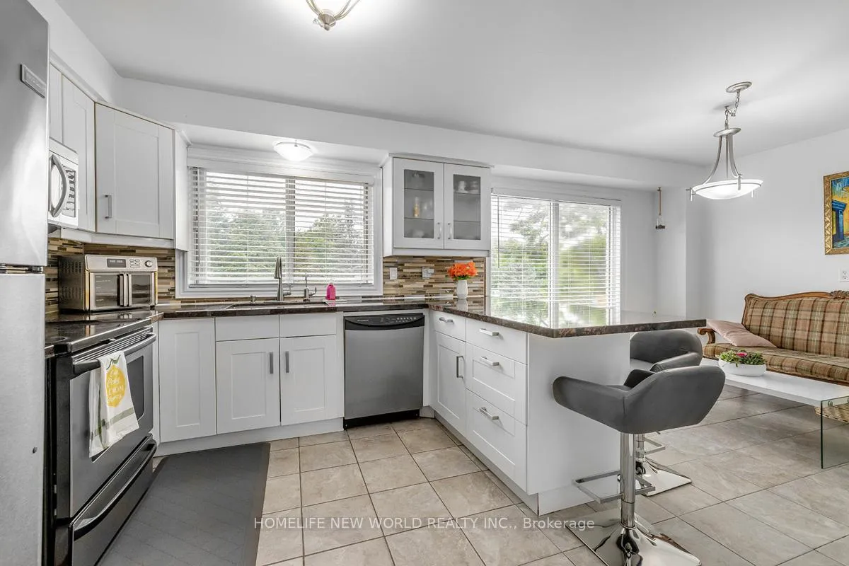 Photo 8 of 61 Poplar Crescent, Aurora, Aurora Highlands — HOMEH