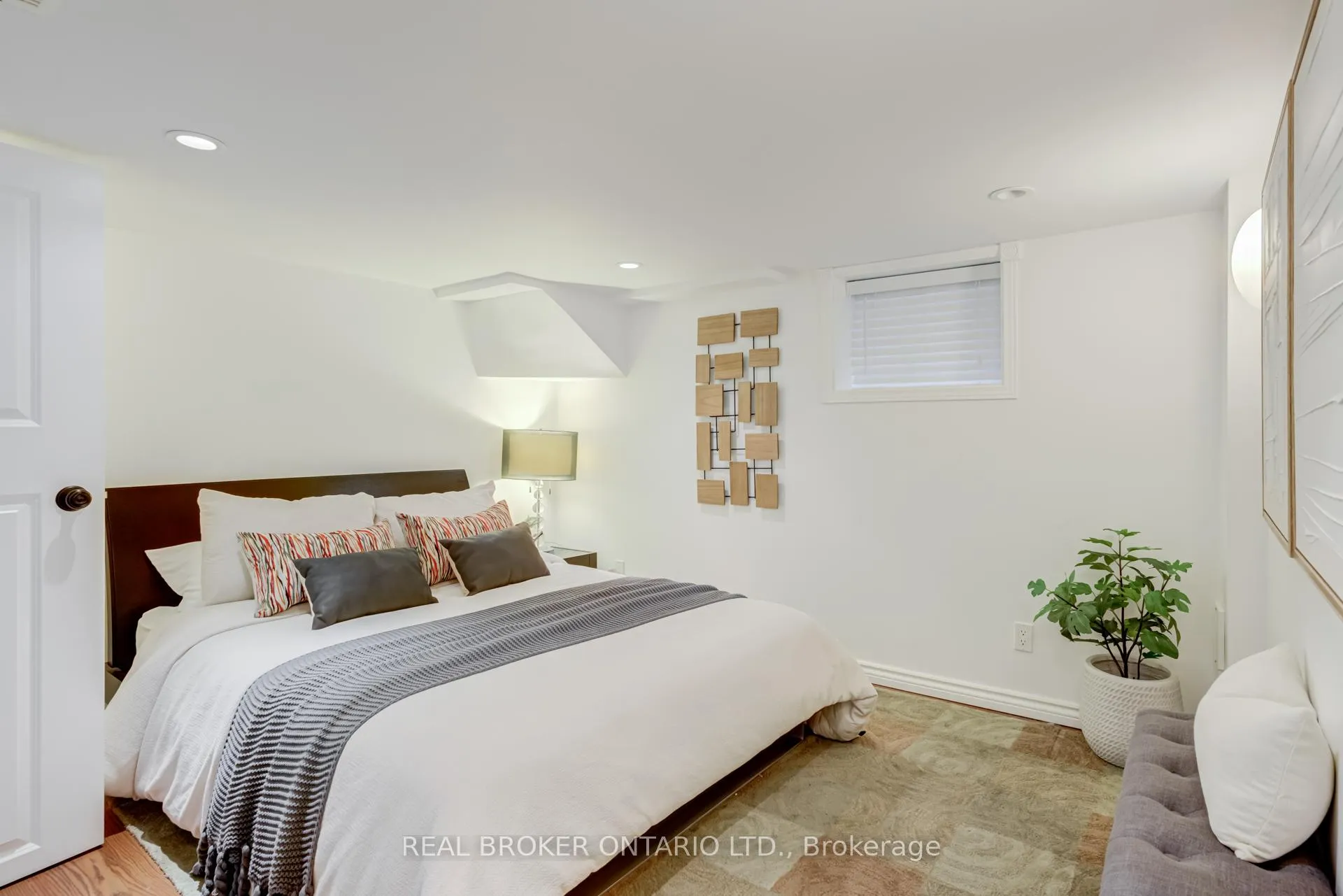 Photo 35 of 331 Millwood Road, Toronto, Mount Pleasant East — HOMEH