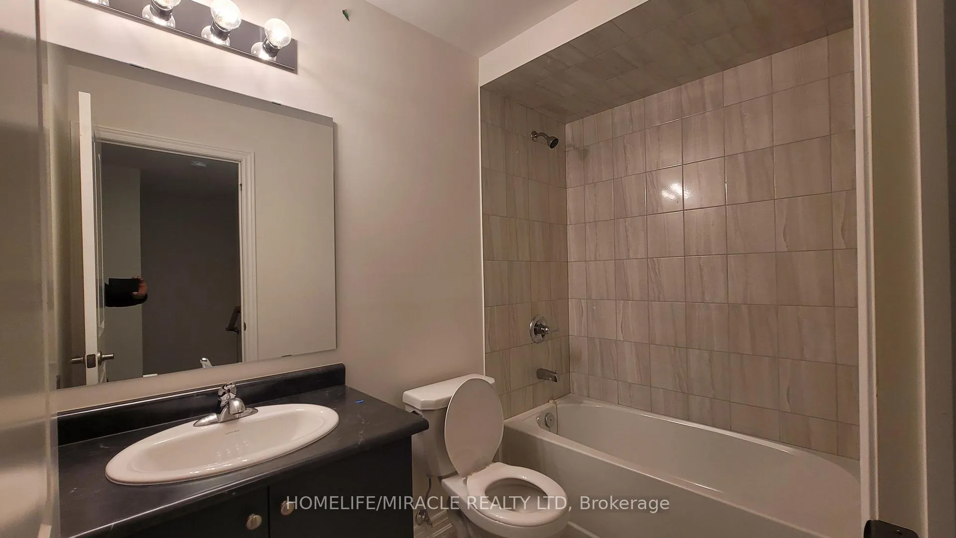 Photo 12 of 22 Vickers Road, Hamilton, Mount Hope — HOMEH