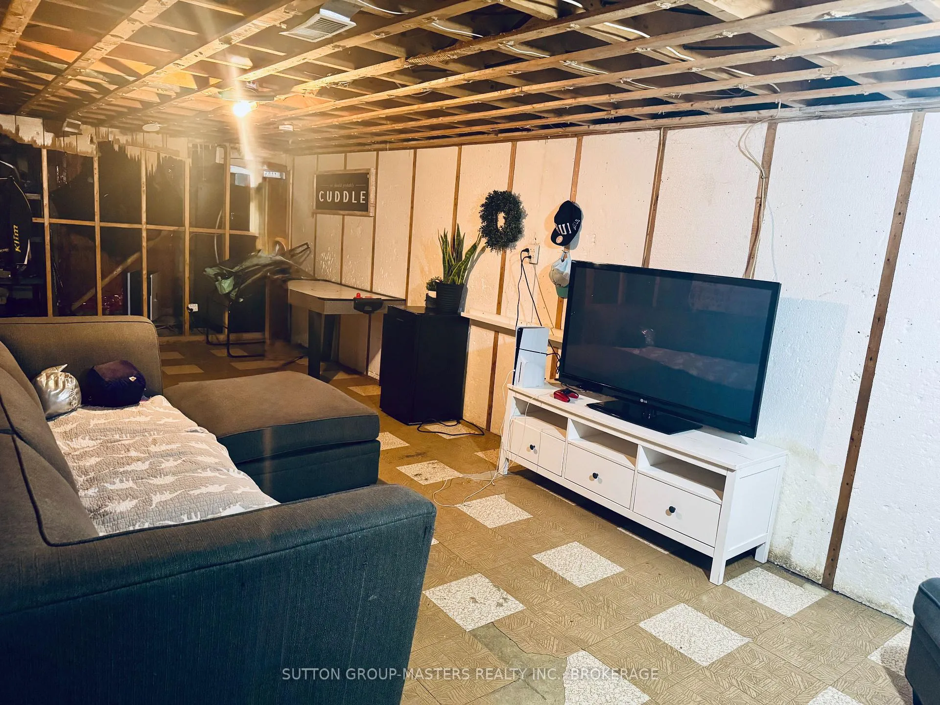 Photo 9 of 808 Victoria Street, Kingston, East of Sir John A. Blvd — HOMEH