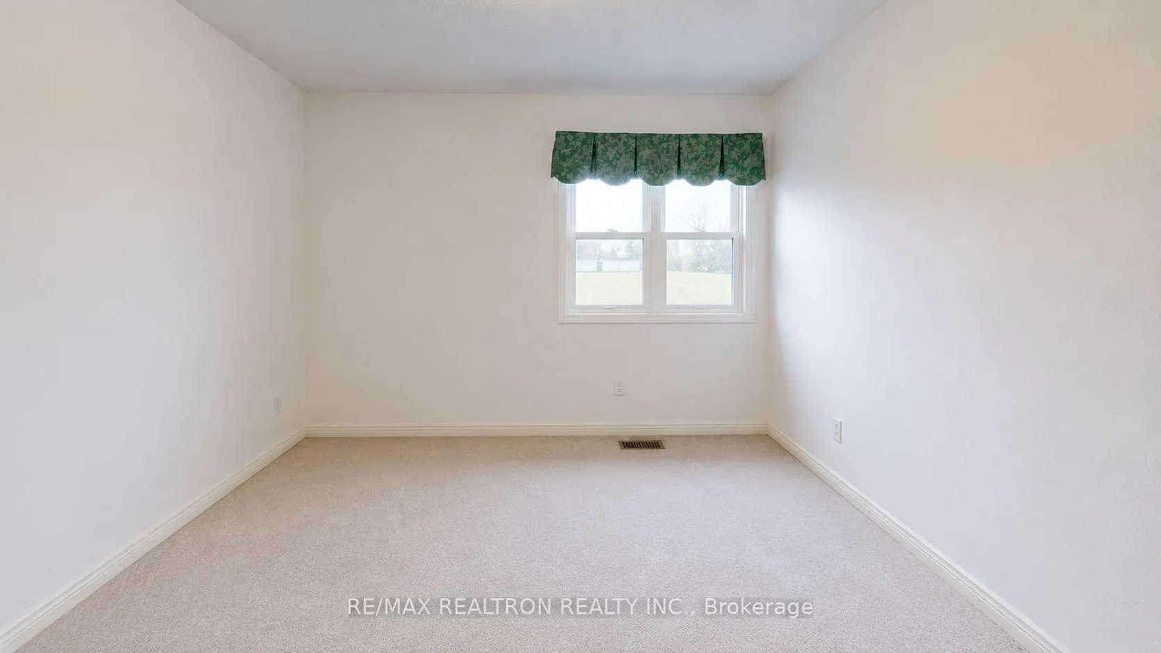 Photo 17 of 47 Central Park Drive, Markham, Markville — HOMEH