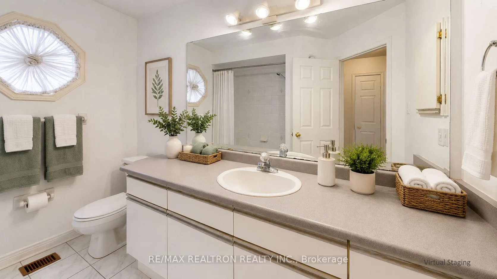 Photo 19 of 47 Central Park Drive, Markham, Markville — HOMEH