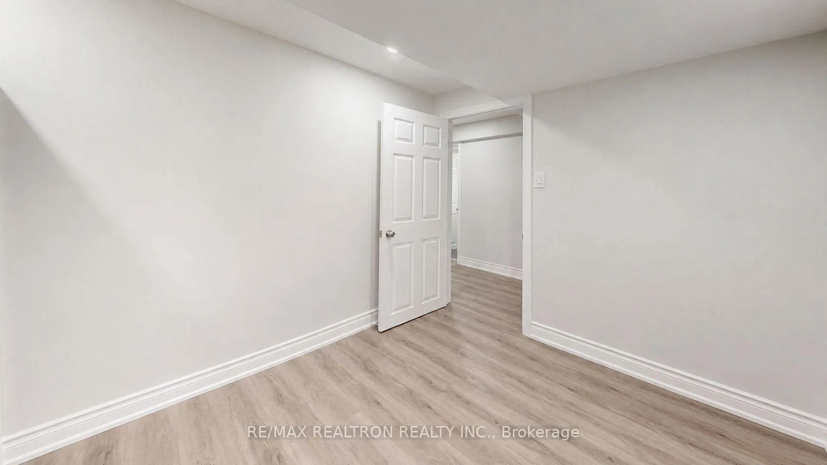 Photo 24 of 47 Central Park Drive, Markham, Markville — HOMEH