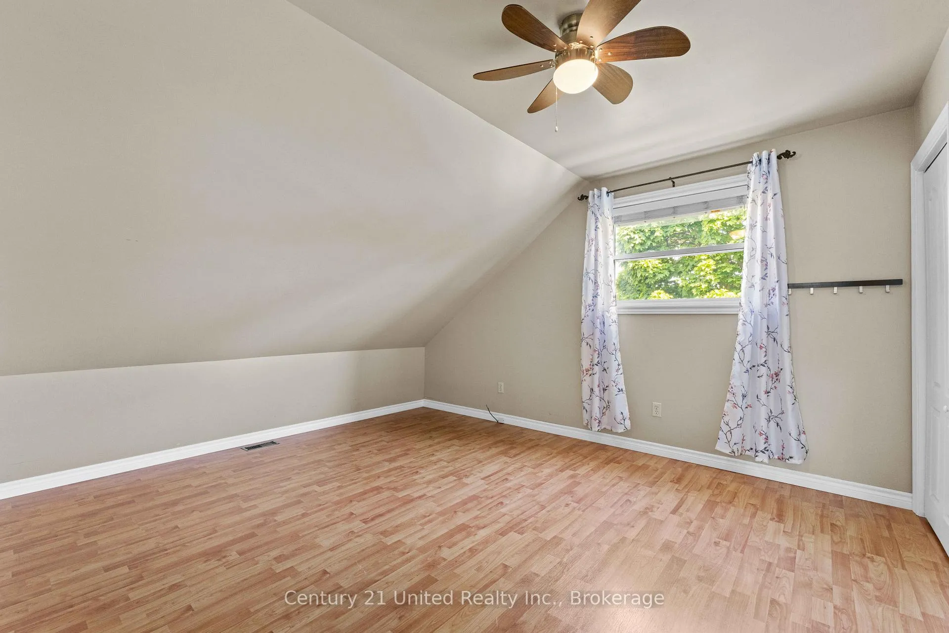 Photo 23 of 359 Mcgill Street, Peterborough, Otonabee Ward 1 — HOMEH