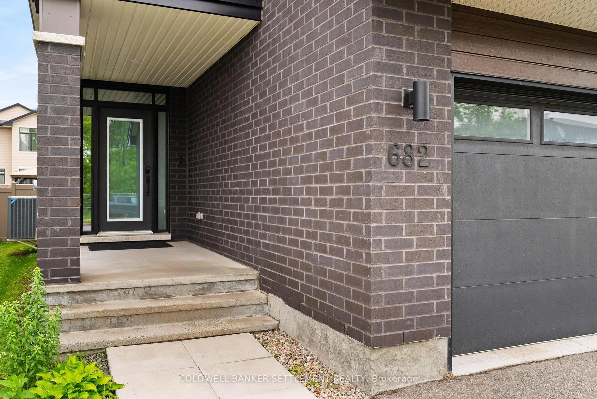 Photo 3 of 682 Borbridge Avenue, Ottawa, Riverside South/Gloucester Glen — HOMEH