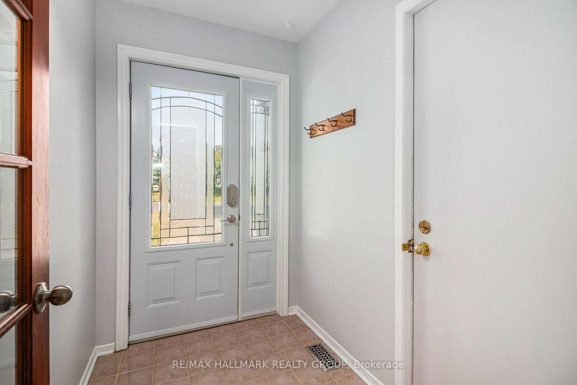 Photo 2 of 270 Mceachern Crescent, Ottawa, Bilberry Creek/Queenswood Heights — HOMEH