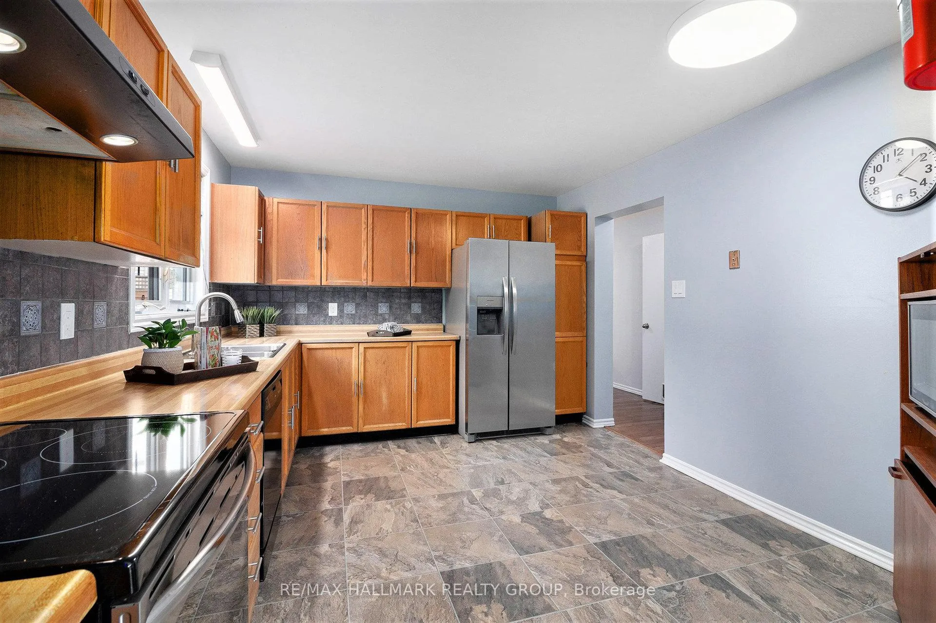 Photo 5 of 270 Mceachern Crescent, Ottawa, Bilberry Creek/Queenswood Heights — HOMEH
