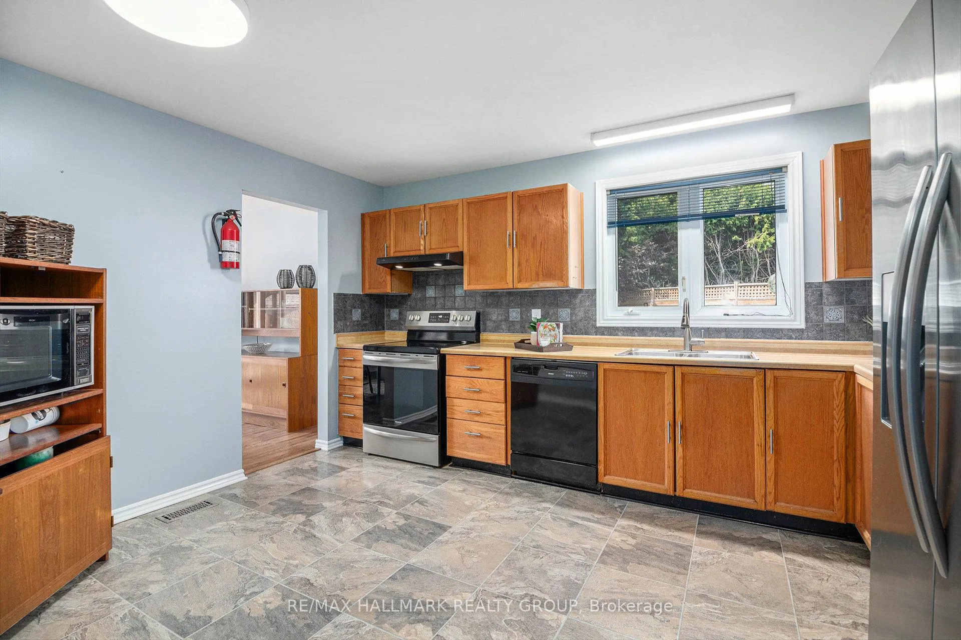 Photo 6 of 270 Mceachern Crescent, Ottawa, Bilberry Creek/Queenswood Heights — HOMEH