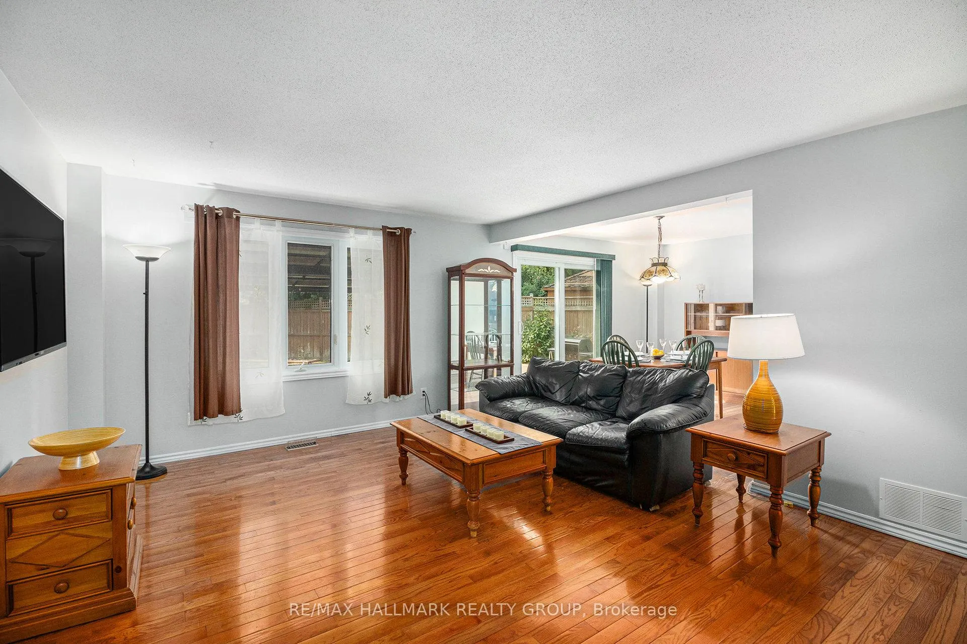Photo 8 of 270 Mceachern Crescent, Ottawa, Bilberry Creek/Queenswood Heights — HOMEH