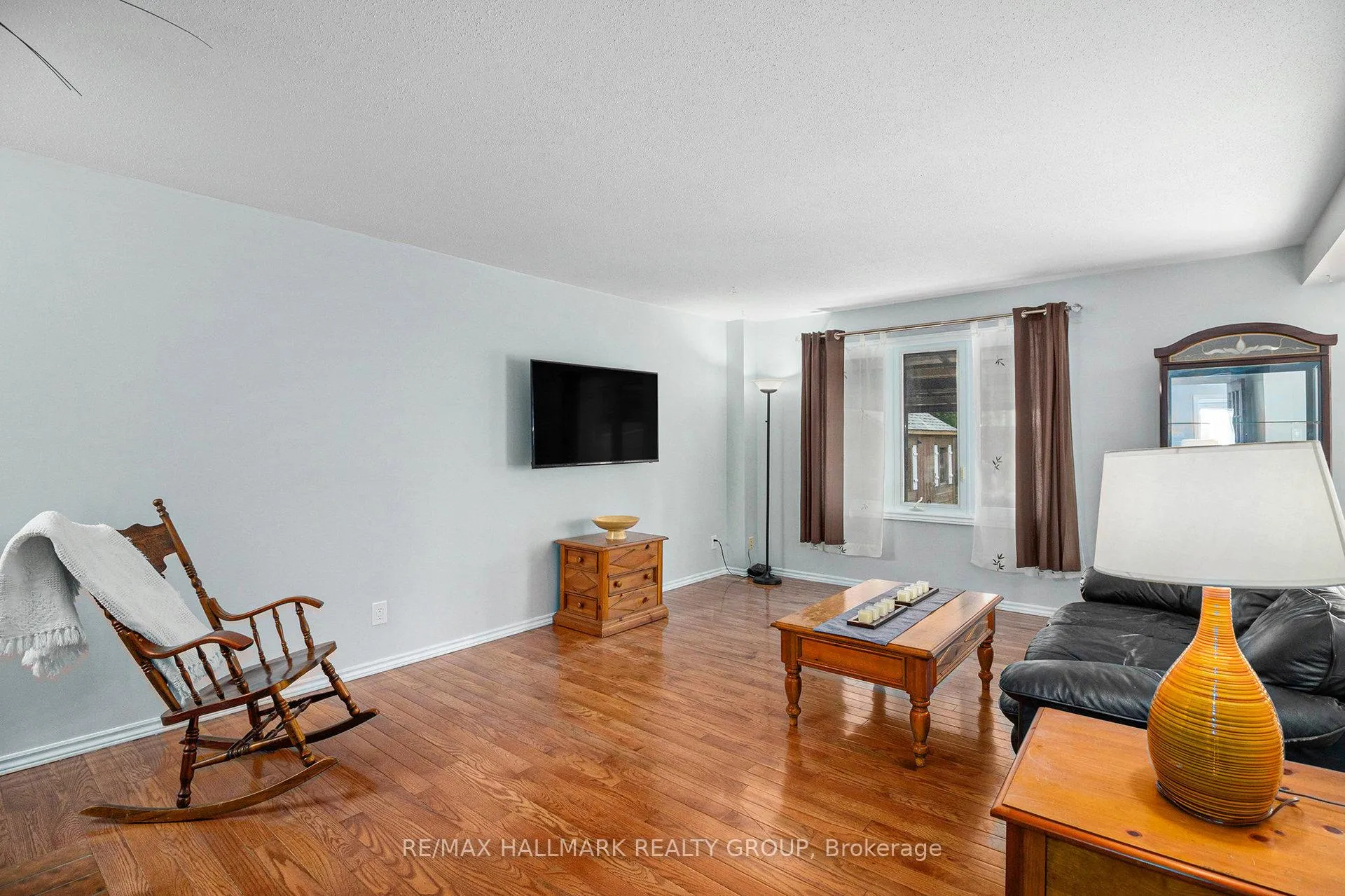 Photo 9 of 270 Mceachern Crescent, Ottawa, Bilberry Creek/Queenswood Heights — HOMEH