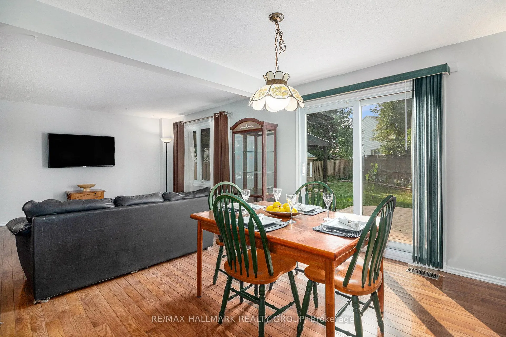 Photo 11 of 270 Mceachern Crescent, Ottawa, Bilberry Creek/Queenswood Heights — HOMEH