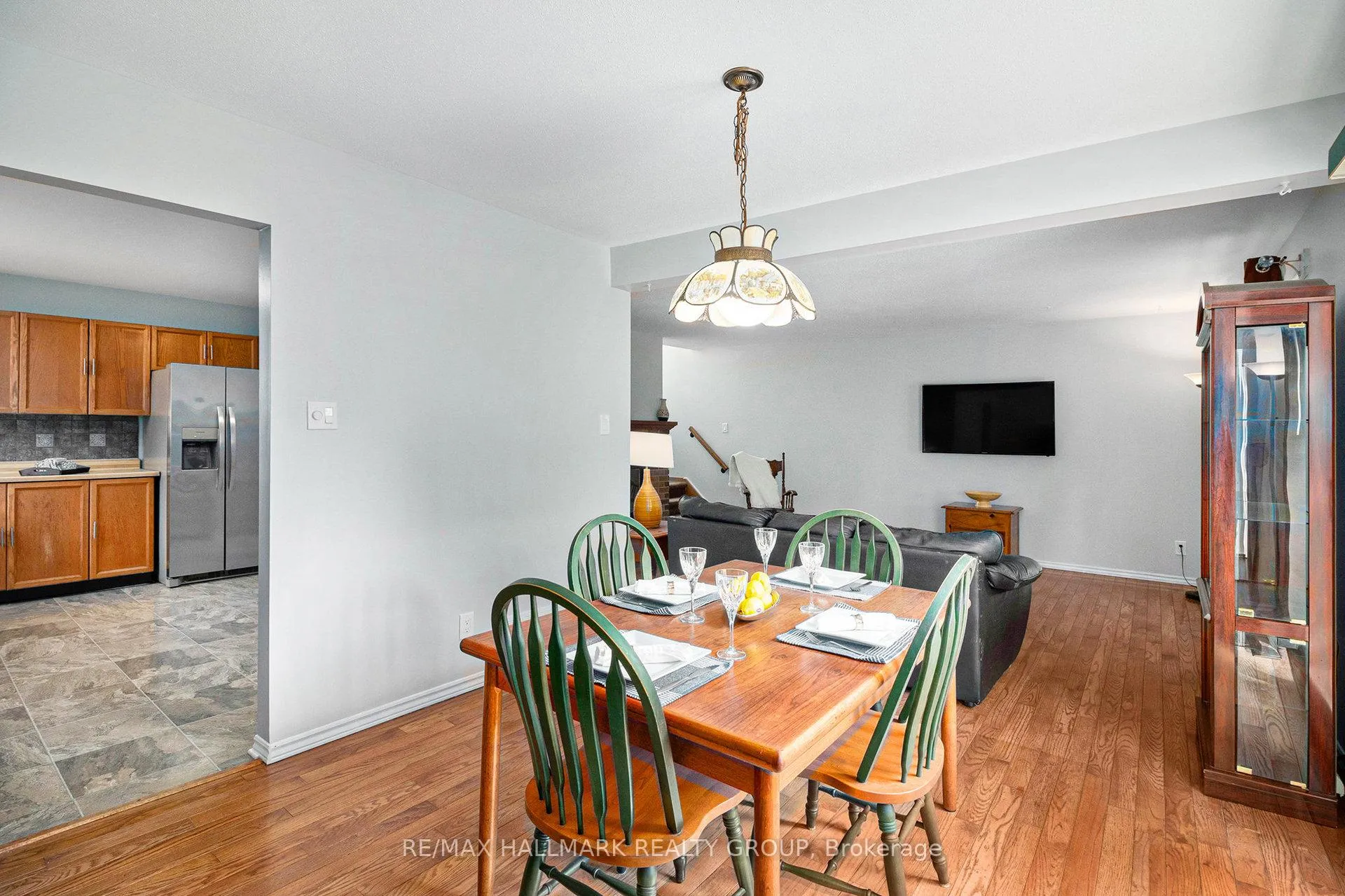 Photo 12 of 270 Mceachern Crescent, Ottawa, Bilberry Creek/Queenswood Heights — HOMEH