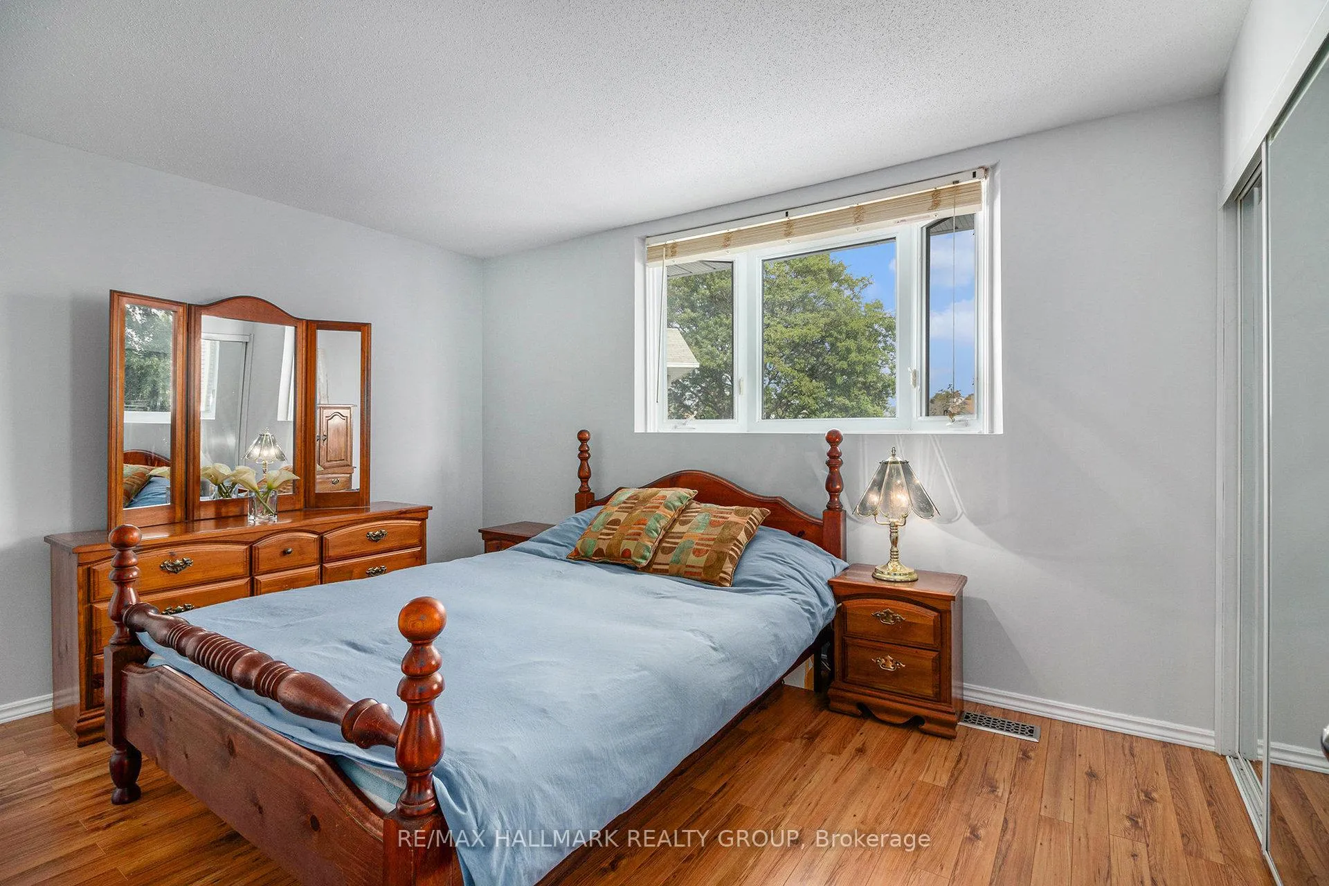 Photo 14 of 270 Mceachern Crescent, Ottawa, Bilberry Creek/Queenswood Heights — HOMEH