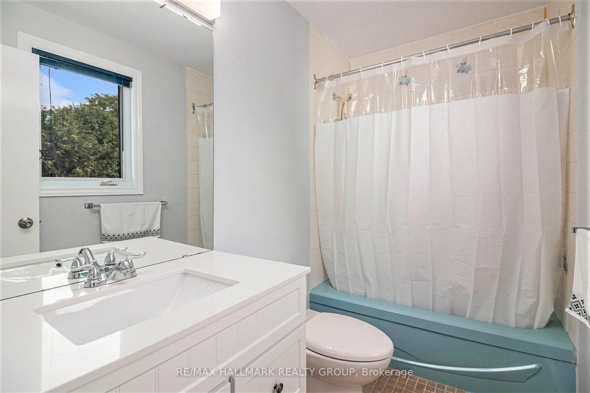 Photo 17 of 270 Mceachern Crescent, Ottawa, Bilberry Creek/Queenswood Heights — HOMEH