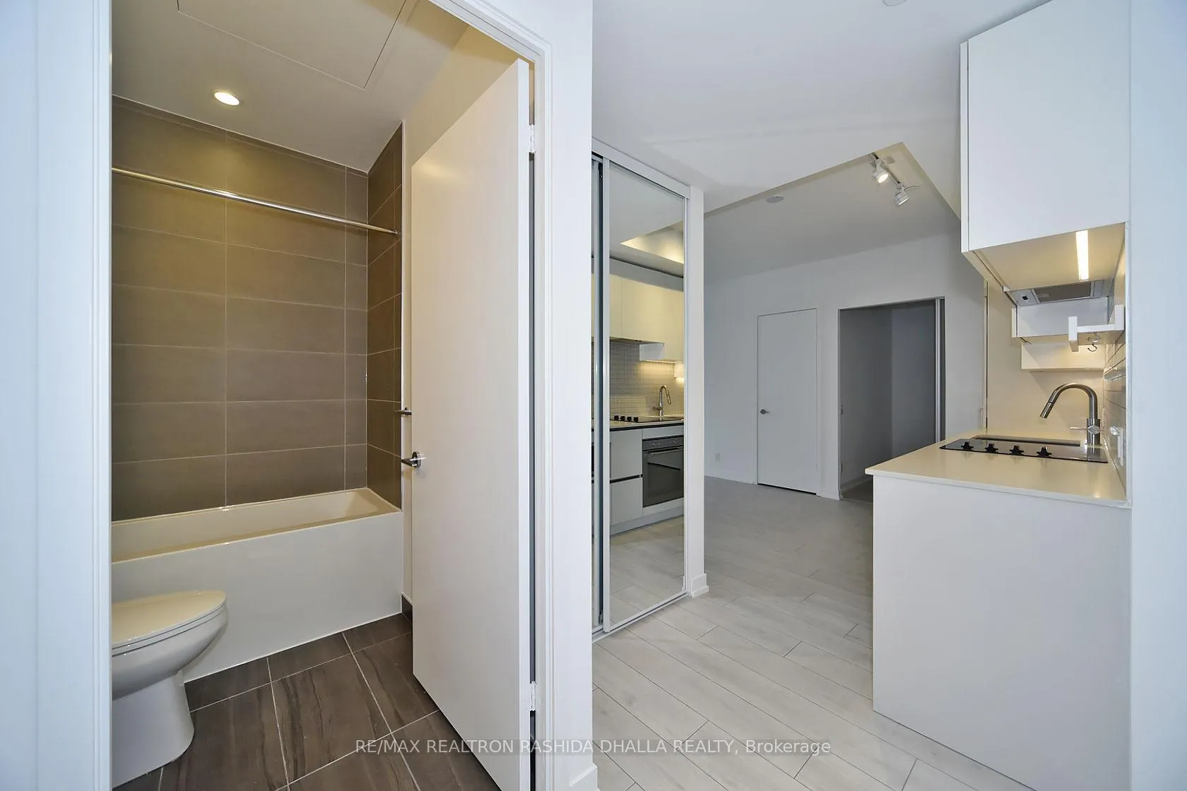 Photo 9 of Unit 5312, 5 Buttermill Avenue, Vaughan, Vaughan Corporate Centre — HOMEH