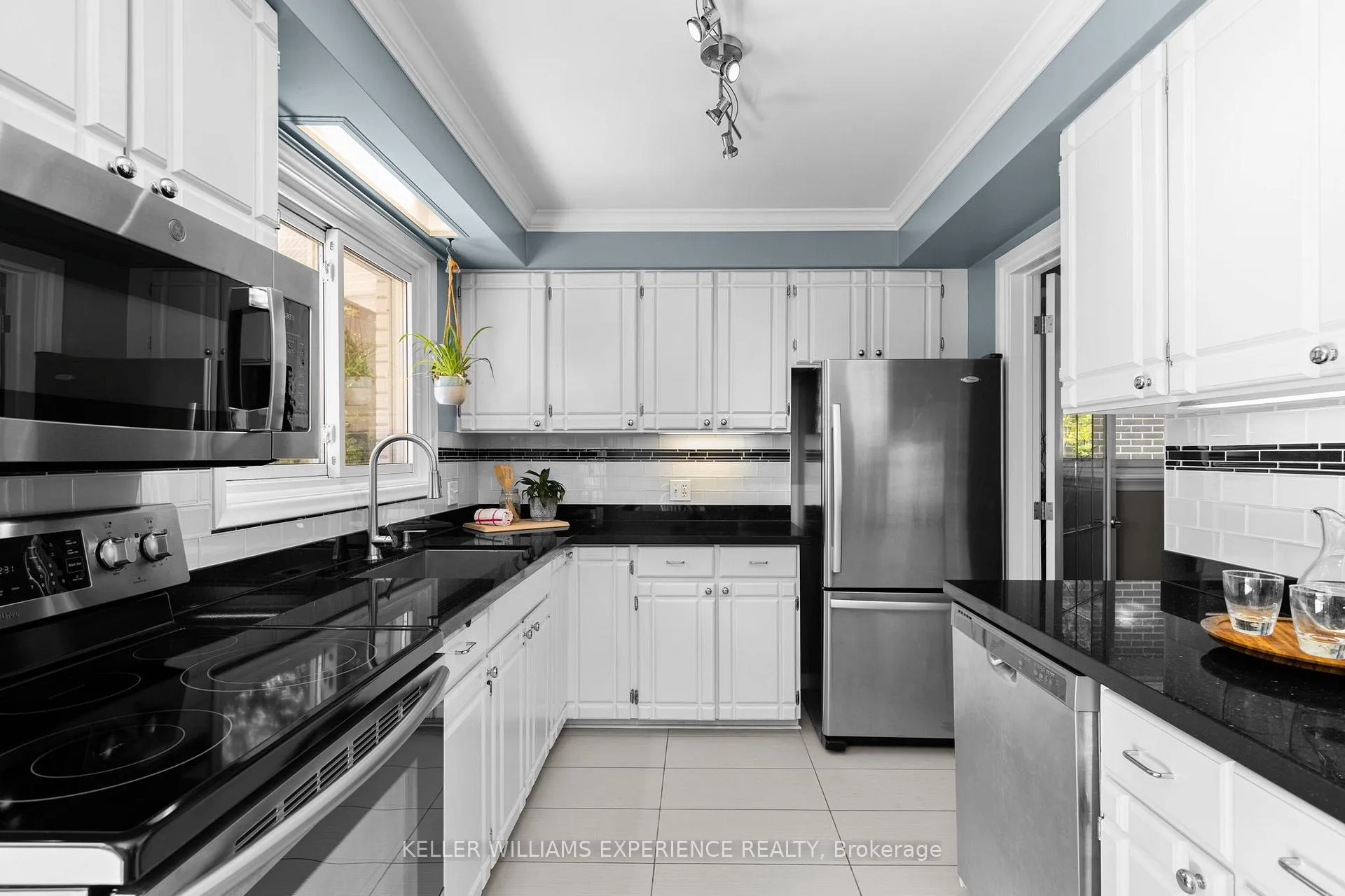 Photo 12 of 27 Ottaway Avenue, Barrie, Wellington — HOMEH