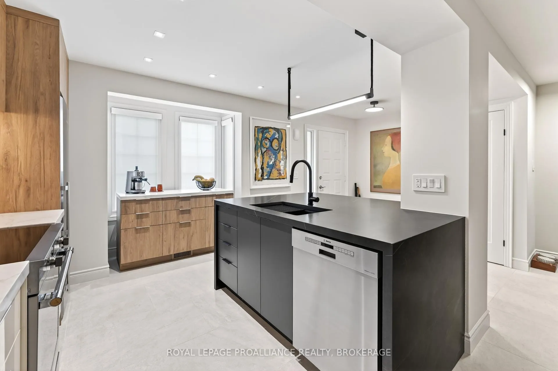 Photo 4 of Unit 43, 1 Place D'armes, Kingston, East of Sir John A. Blvd — HOMEH
