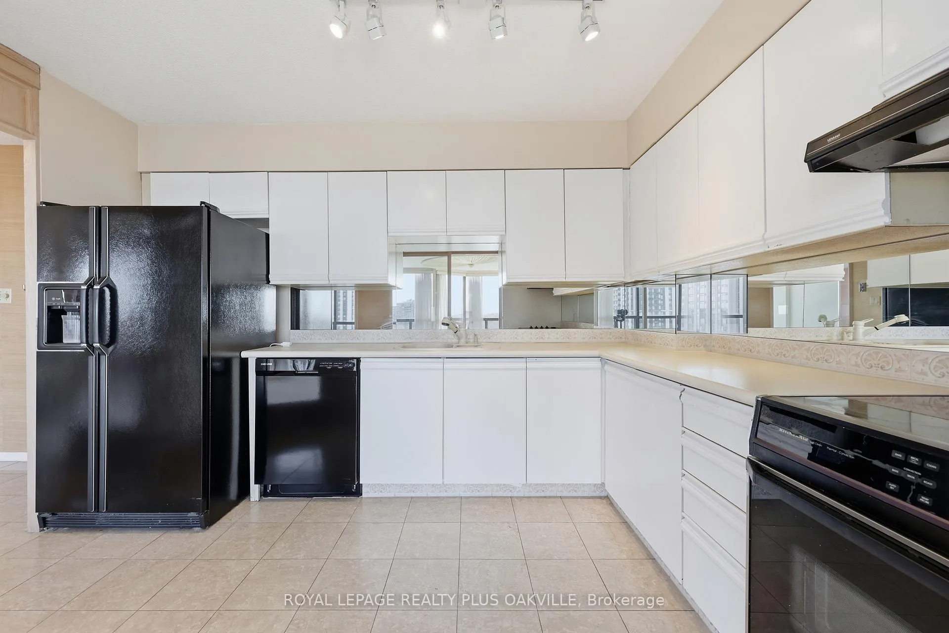 Photo 11 of Unit 808, 200 Robert Speck Parkway, Mississauga, Rathwood — HOMEH