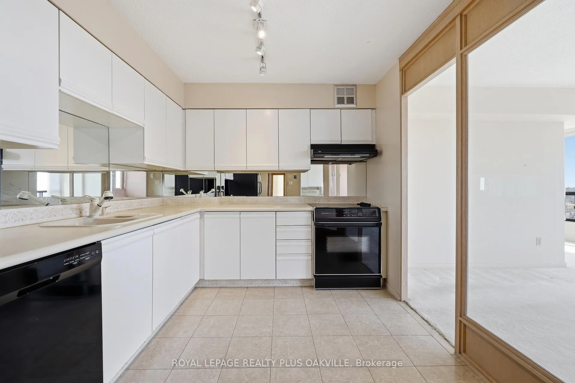 Photo 12 of Unit 808, 200 Robert Speck Parkway, Mississauga, Rathwood — HOMEH