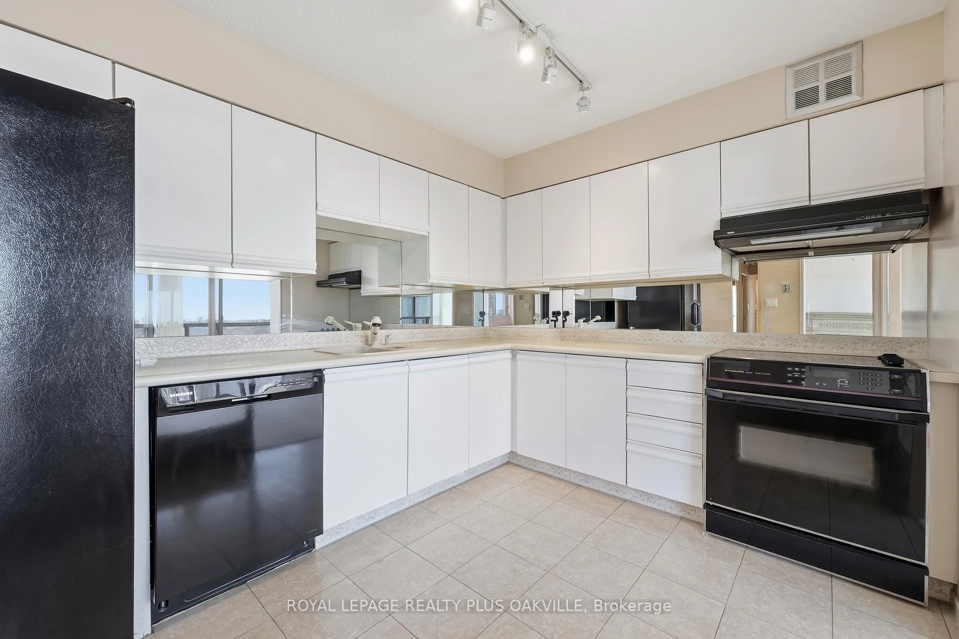 Photo 13 of Unit 808, 200 Robert Speck Parkway, Mississauga, Rathwood — HOMEH
