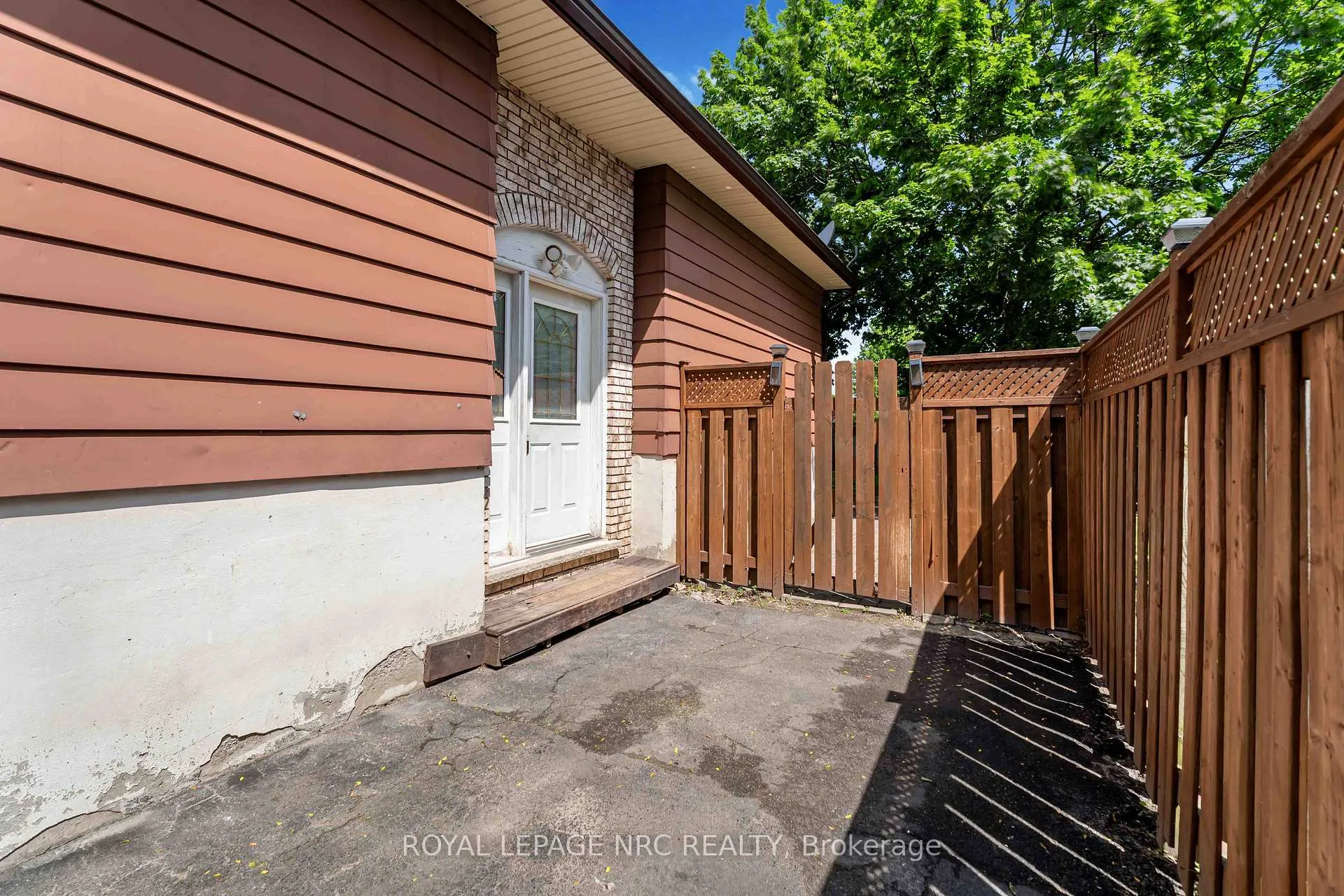 Photo 3 of 6583 Harmony Avenue, Niagara Falls, West Wood — HOMEH