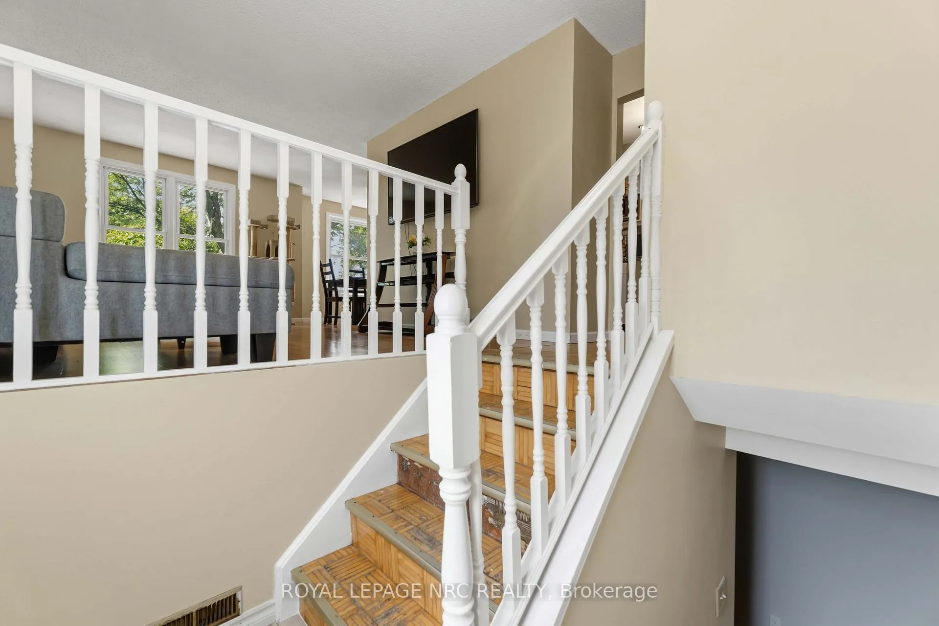 Photo 5 of 6583 Harmony Avenue, Niagara Falls, West Wood — HOMEH