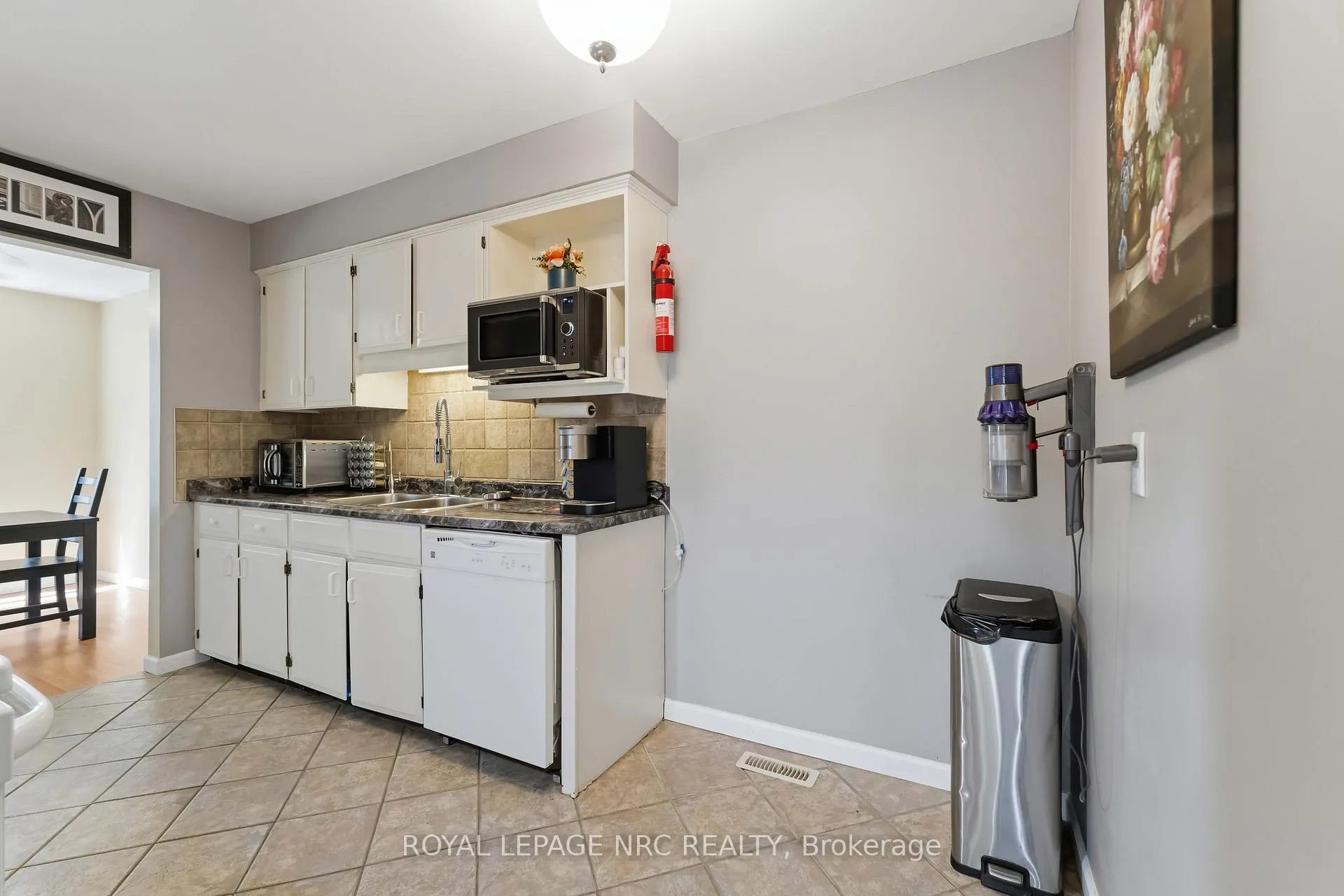 Photo 11 of 6583 Harmony Avenue, Niagara Falls, West Wood — HOMEH