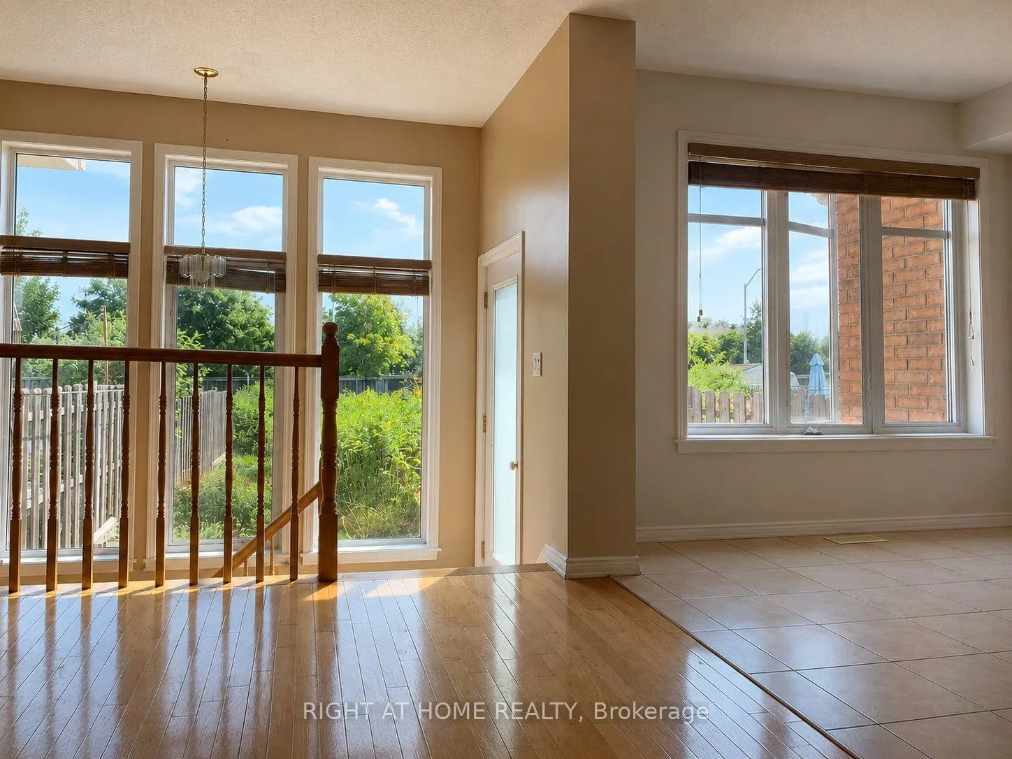 Photo 2 of 919 Schooner Crescent, Ottawa, Riverside South/Gloucester Glen — HOMEH