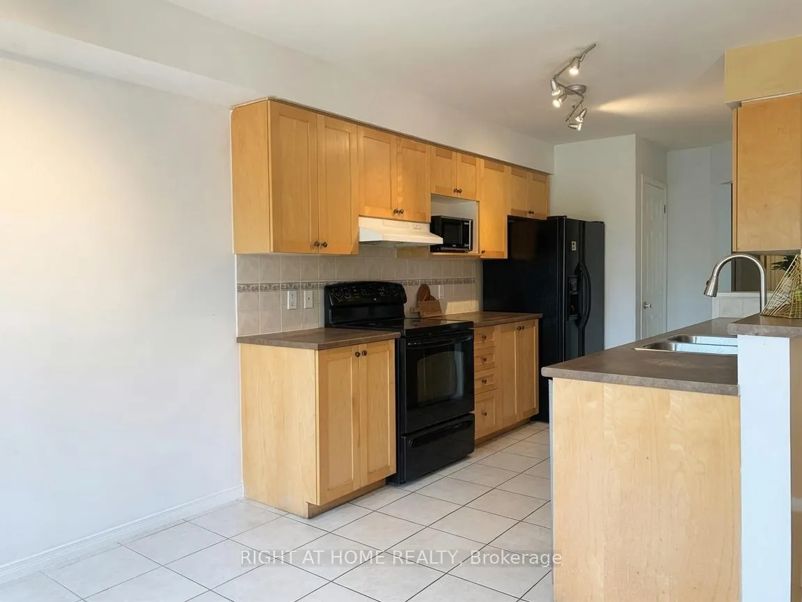 Photo 4 of 919 Schooner Crescent, Ottawa, Riverside South/Gloucester Glen — HOMEH