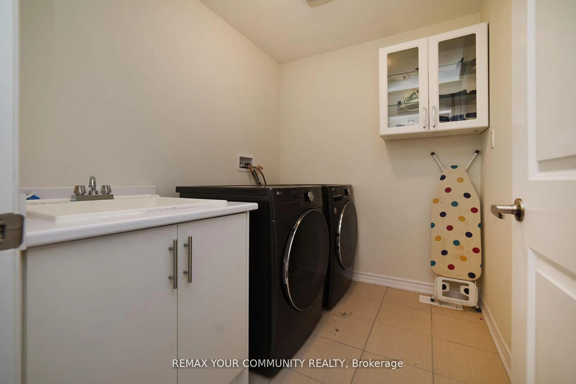 Photo 18 of 12 Viola Street, East Gwillimbury, Sharon — HOMEH