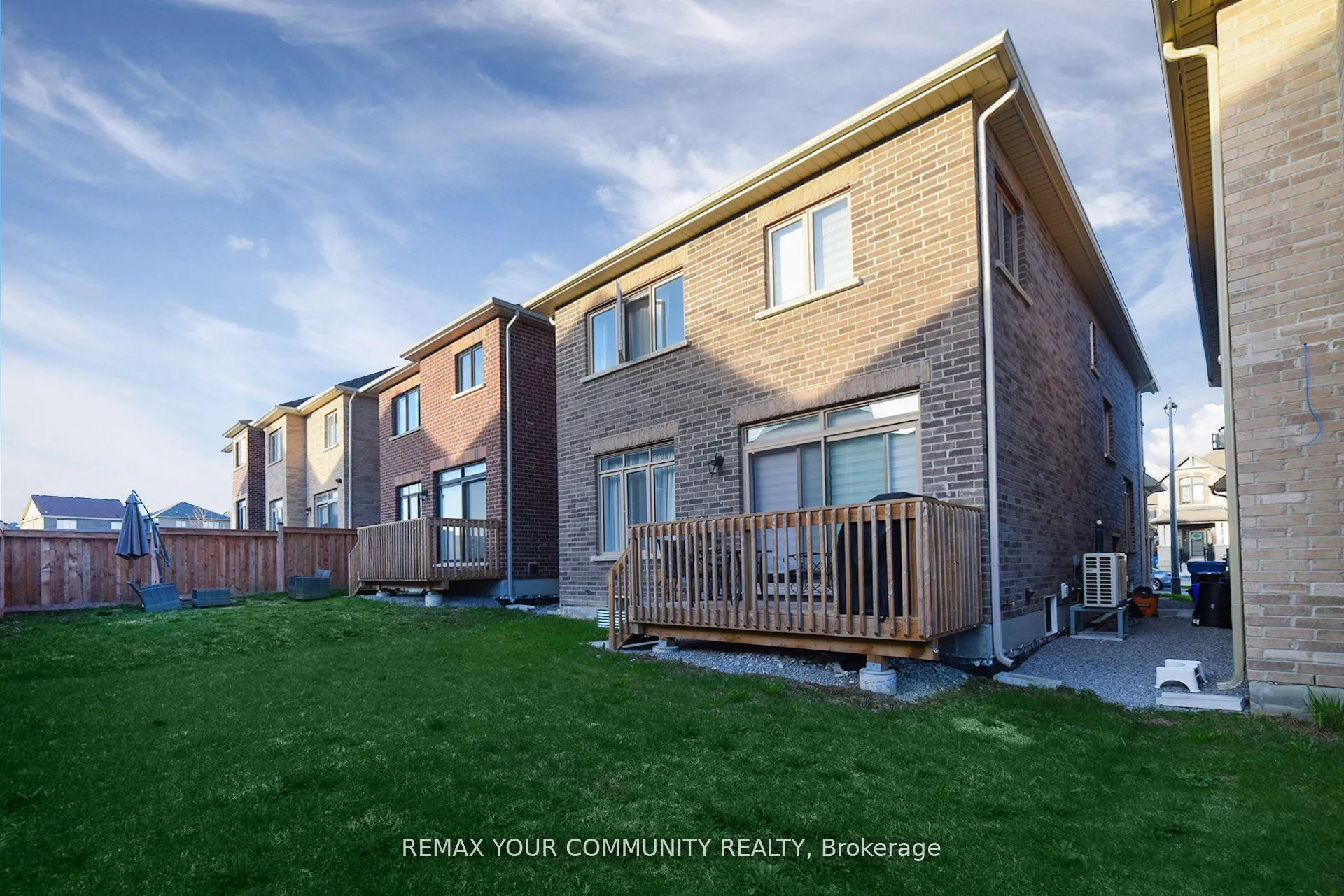 Photo 22 of 12 Viola Street, East Gwillimbury, Sharon — HOMEH