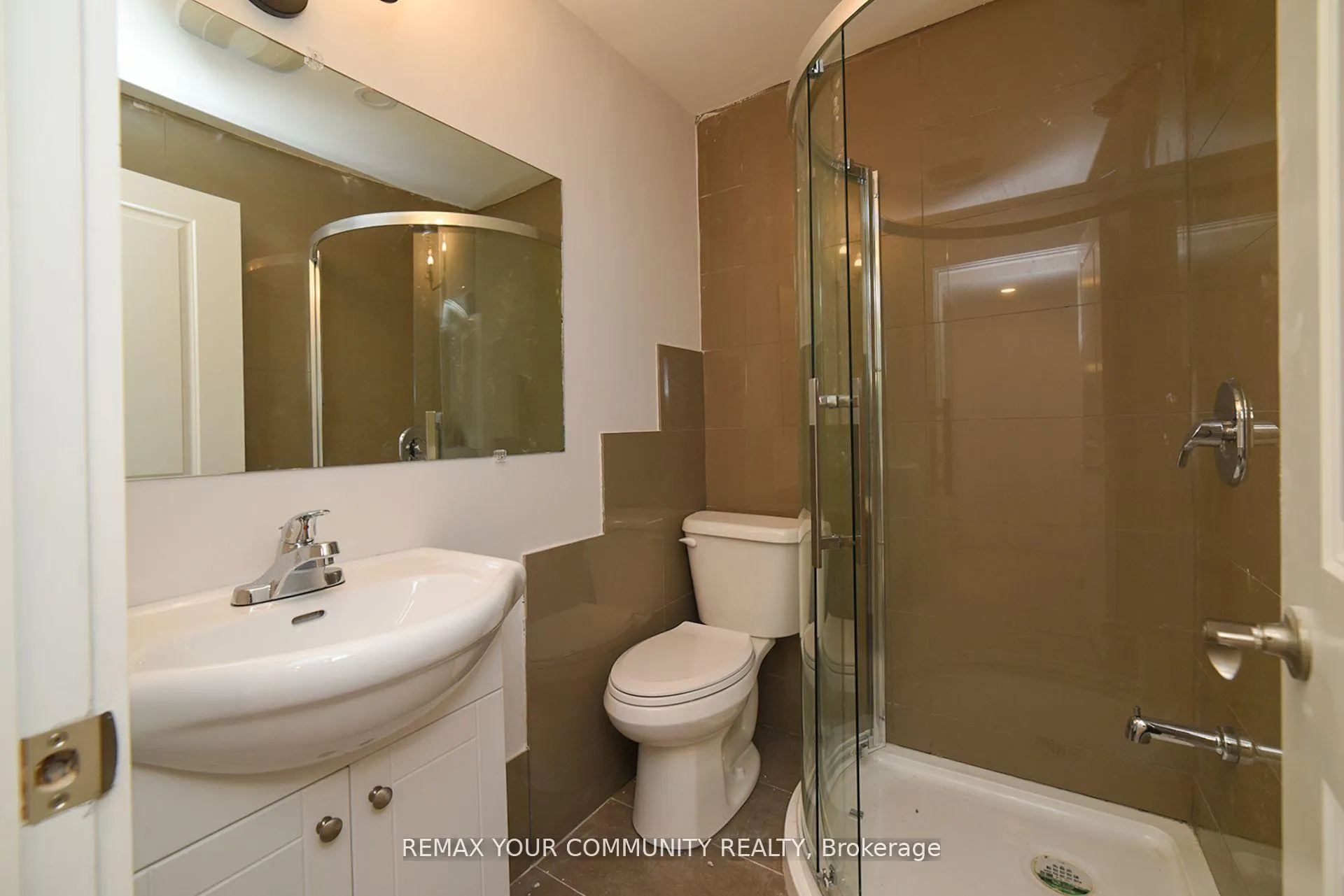 Photo 24 of 12 Viola Street, East Gwillimbury, Sharon — HOMEH
