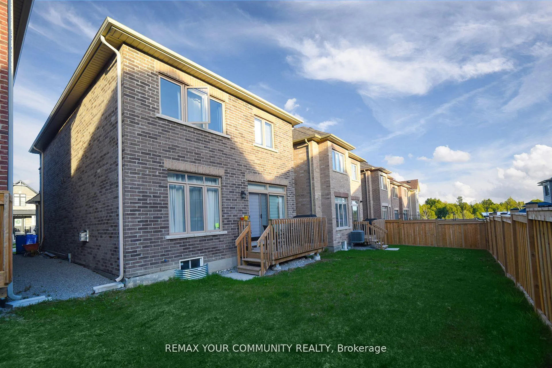 Photo 25 of 12 Viola Street, East Gwillimbury, Sharon — HOMEH