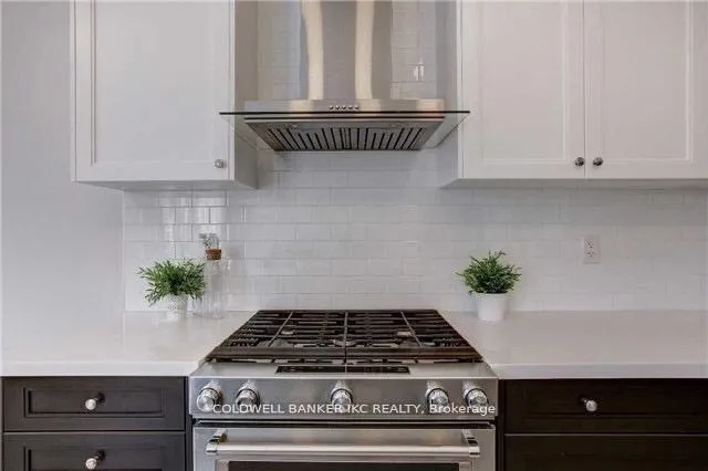 Photo 6 of 310 Barons Street, Vaughan, Kleinburg — HOMEH