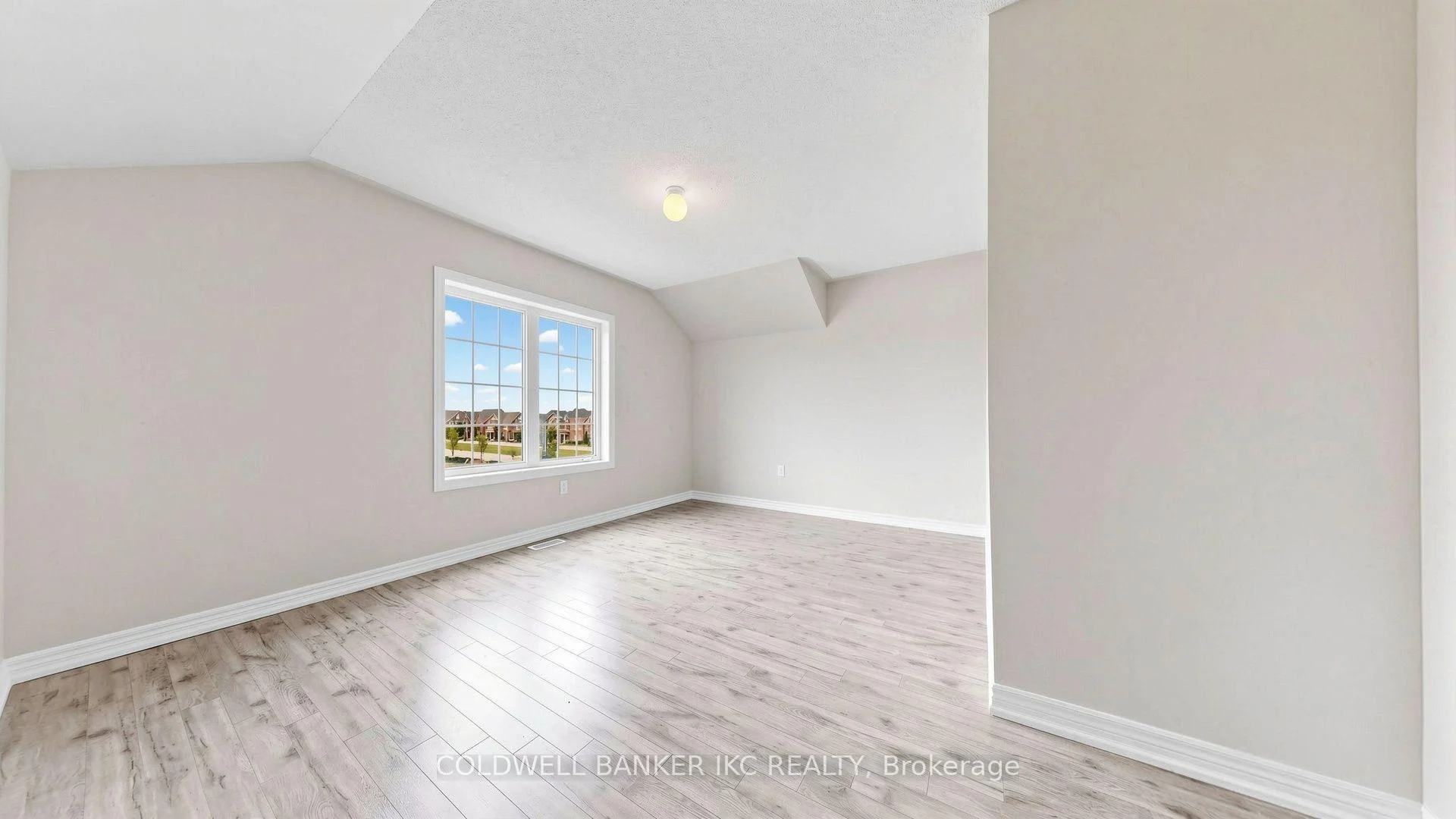 Photo 20 of 310 Barons Street, Vaughan, Kleinburg — HOMEH