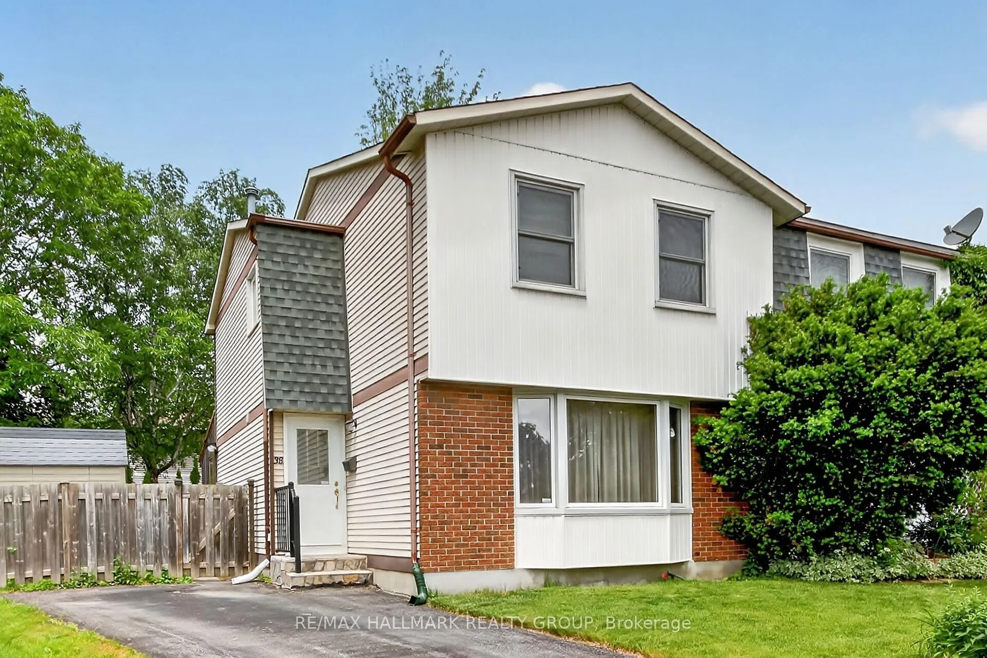 Photo 2 of 38 Amherst Crescent, Ottawa, Barrhaven - On the Green — HOMEH