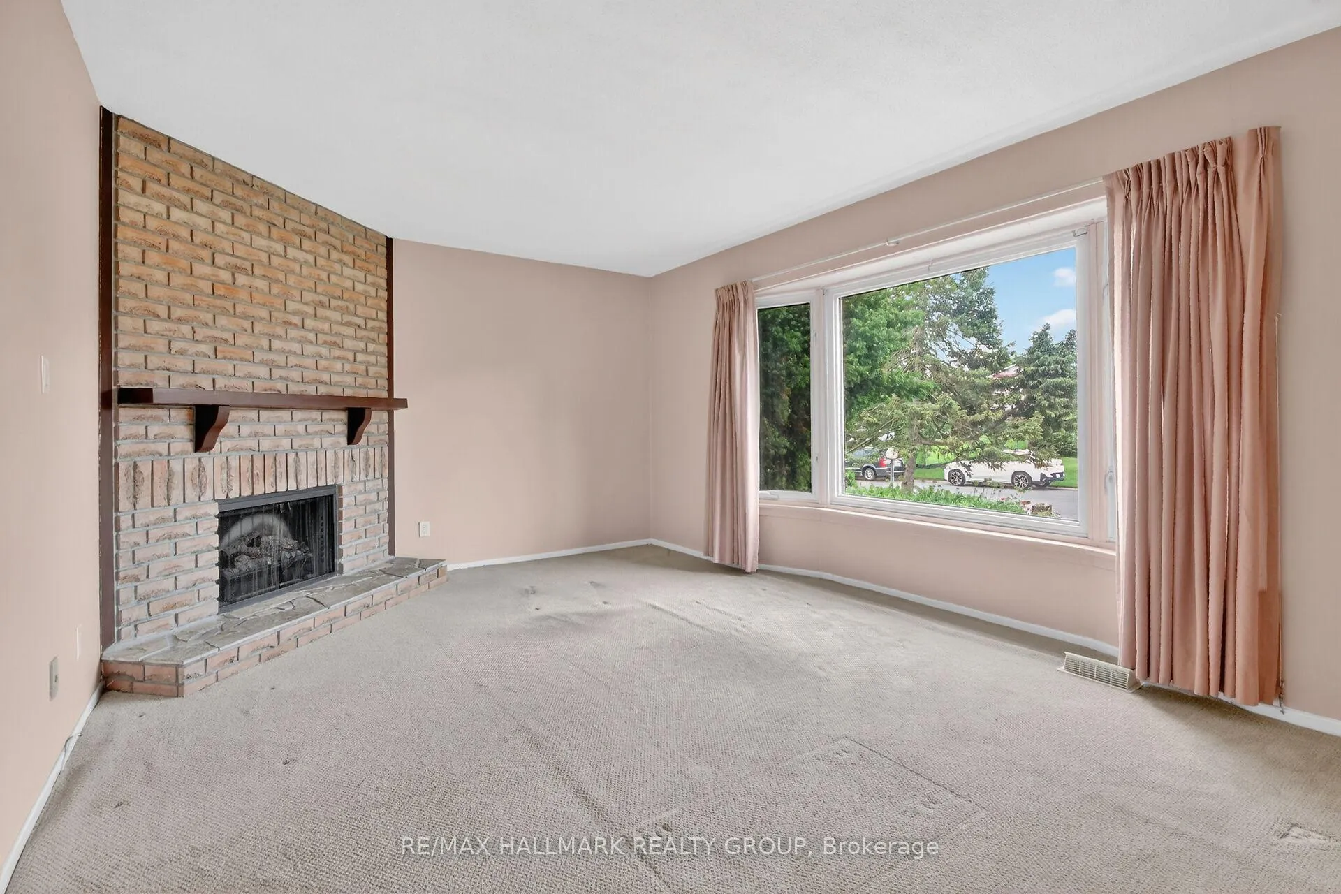 Photo 3 of 38 Amherst Crescent, Ottawa, Barrhaven - On the Green — HOMEH