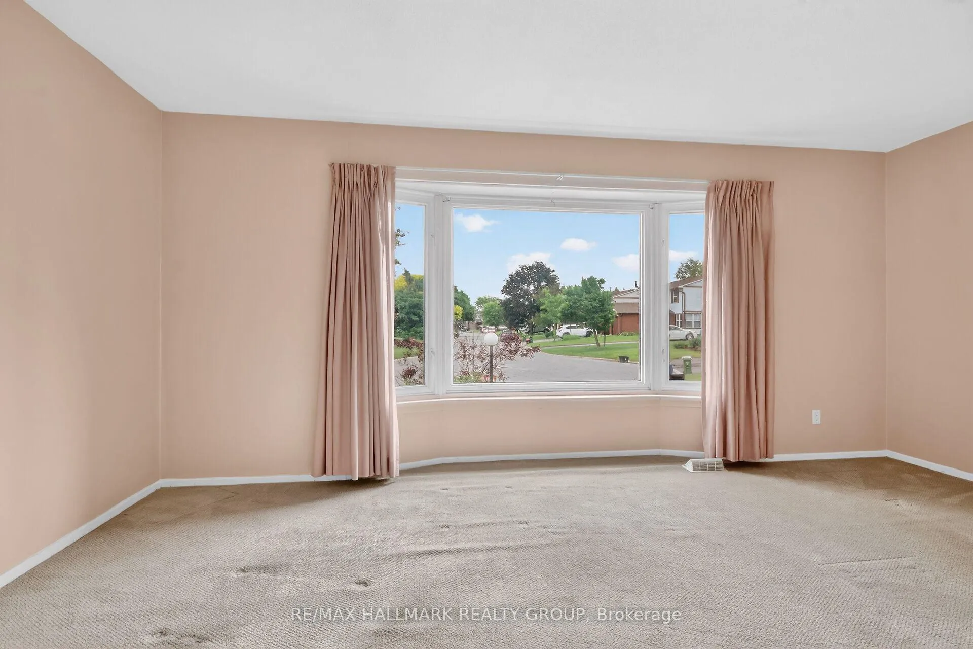 Photo 6 of 38 Amherst Crescent, Ottawa, Barrhaven - On the Green — HOMEH
