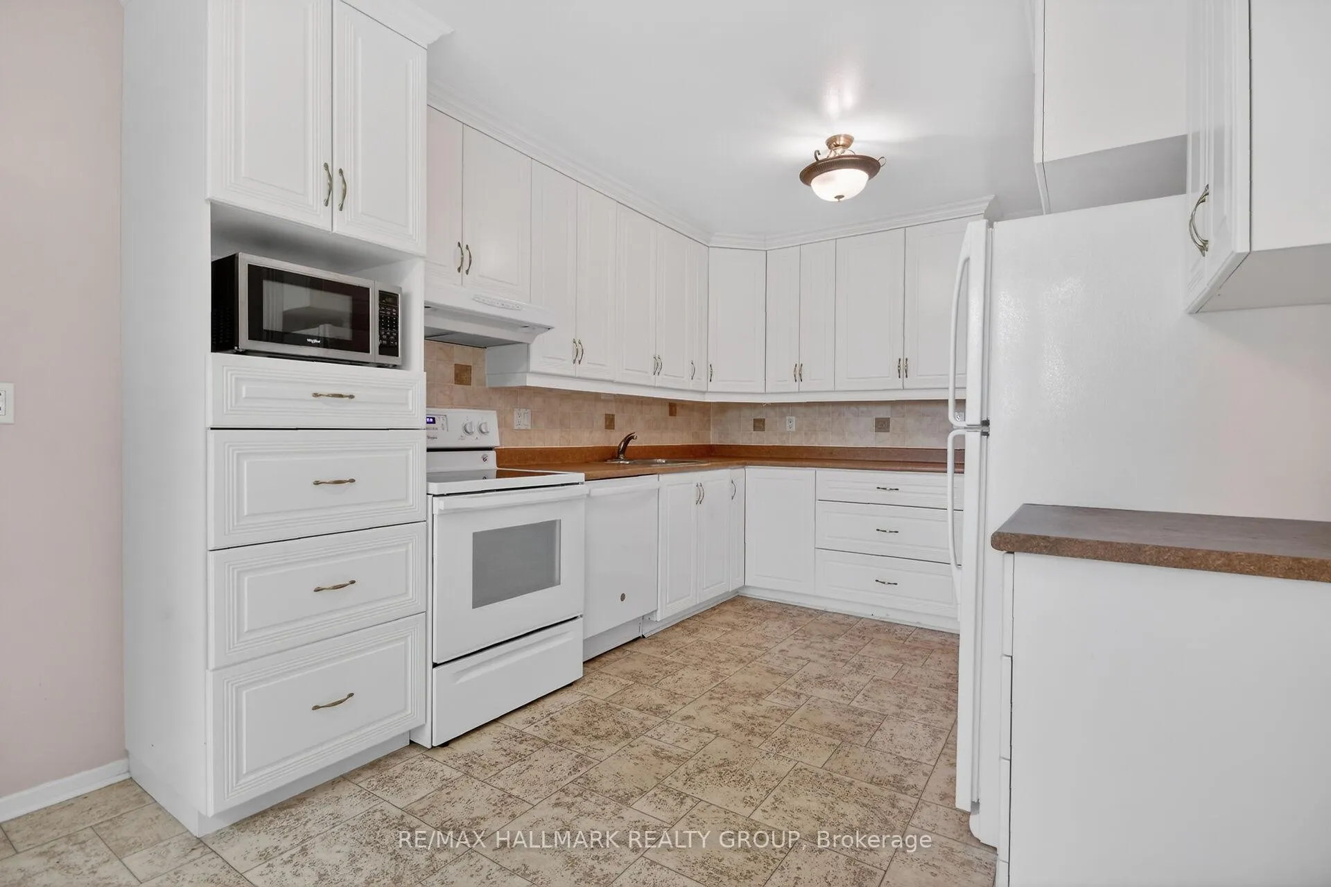 Photo 10 of 38 Amherst Crescent, Ottawa, Barrhaven - On the Green — HOMEH