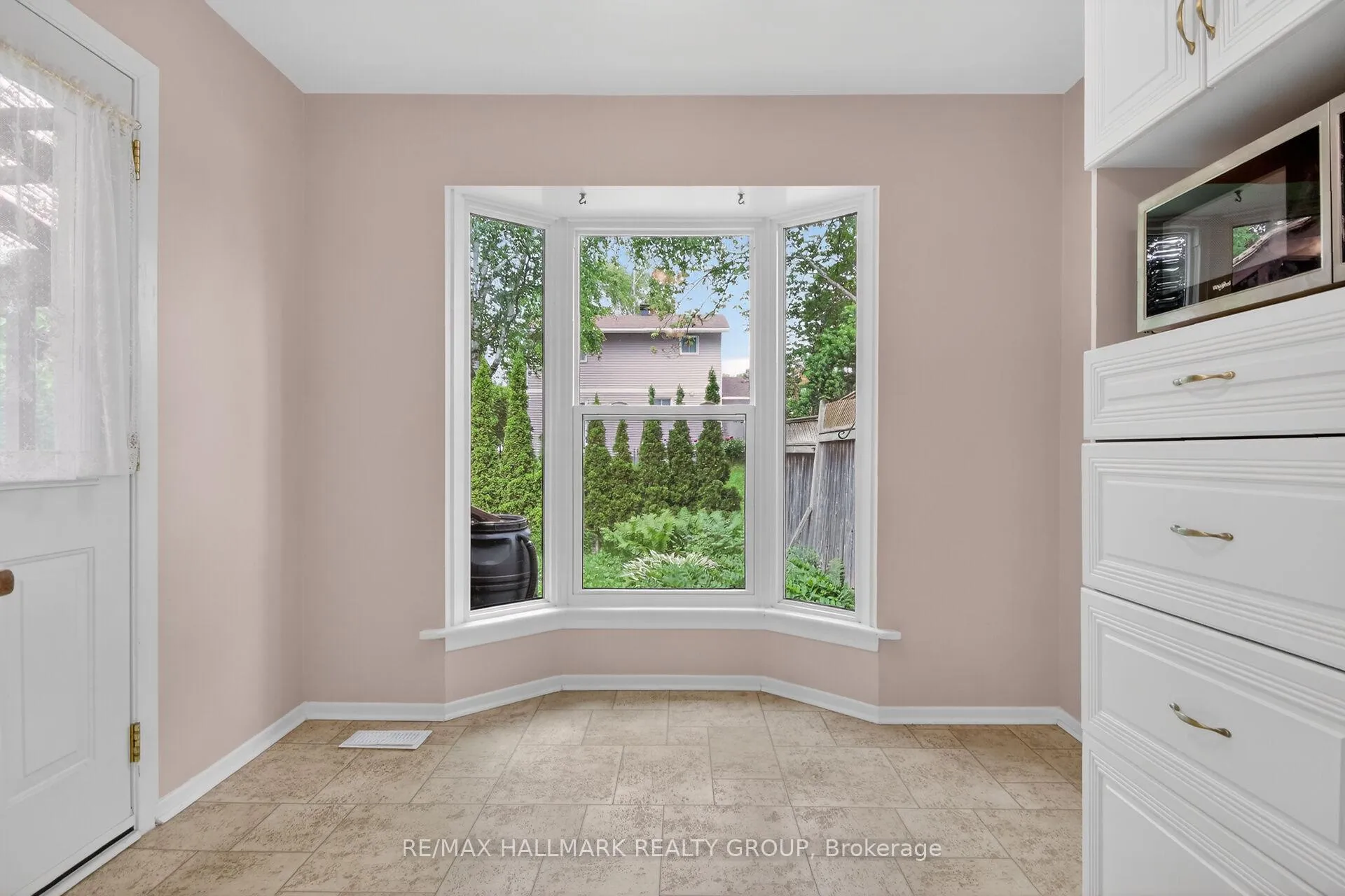 Photo 12 of 38 Amherst Crescent, Ottawa, Barrhaven - On the Green — HOMEH