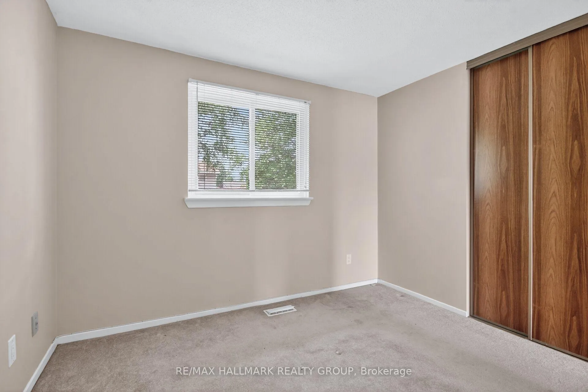 Photo 19 of 38 Amherst Crescent, Ottawa, Barrhaven - On the Green — HOMEH