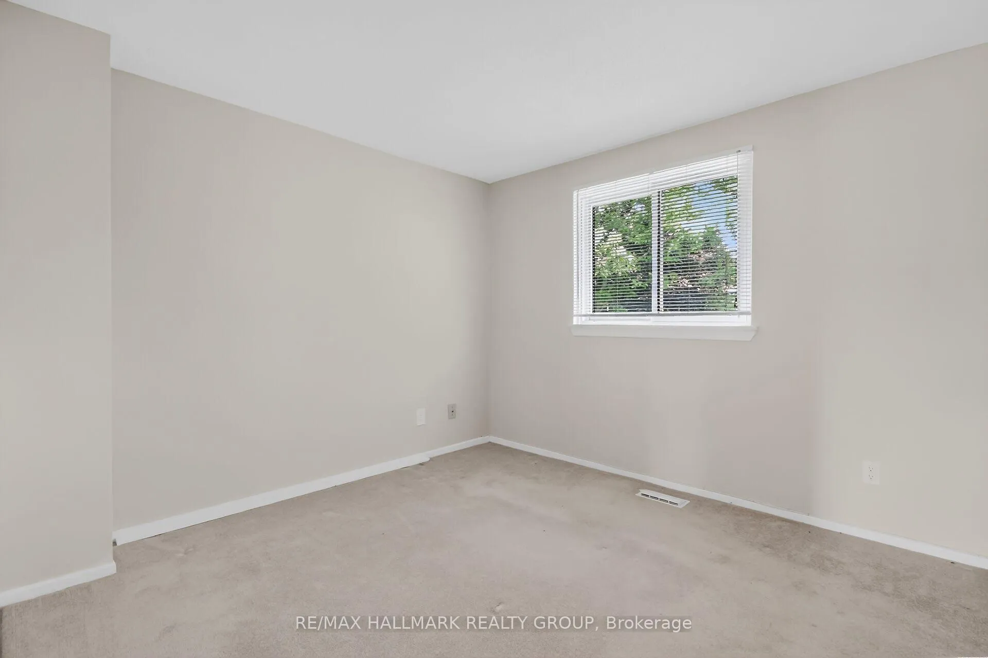Photo 20 of 38 Amherst Crescent, Ottawa, Barrhaven - On the Green — HOMEH