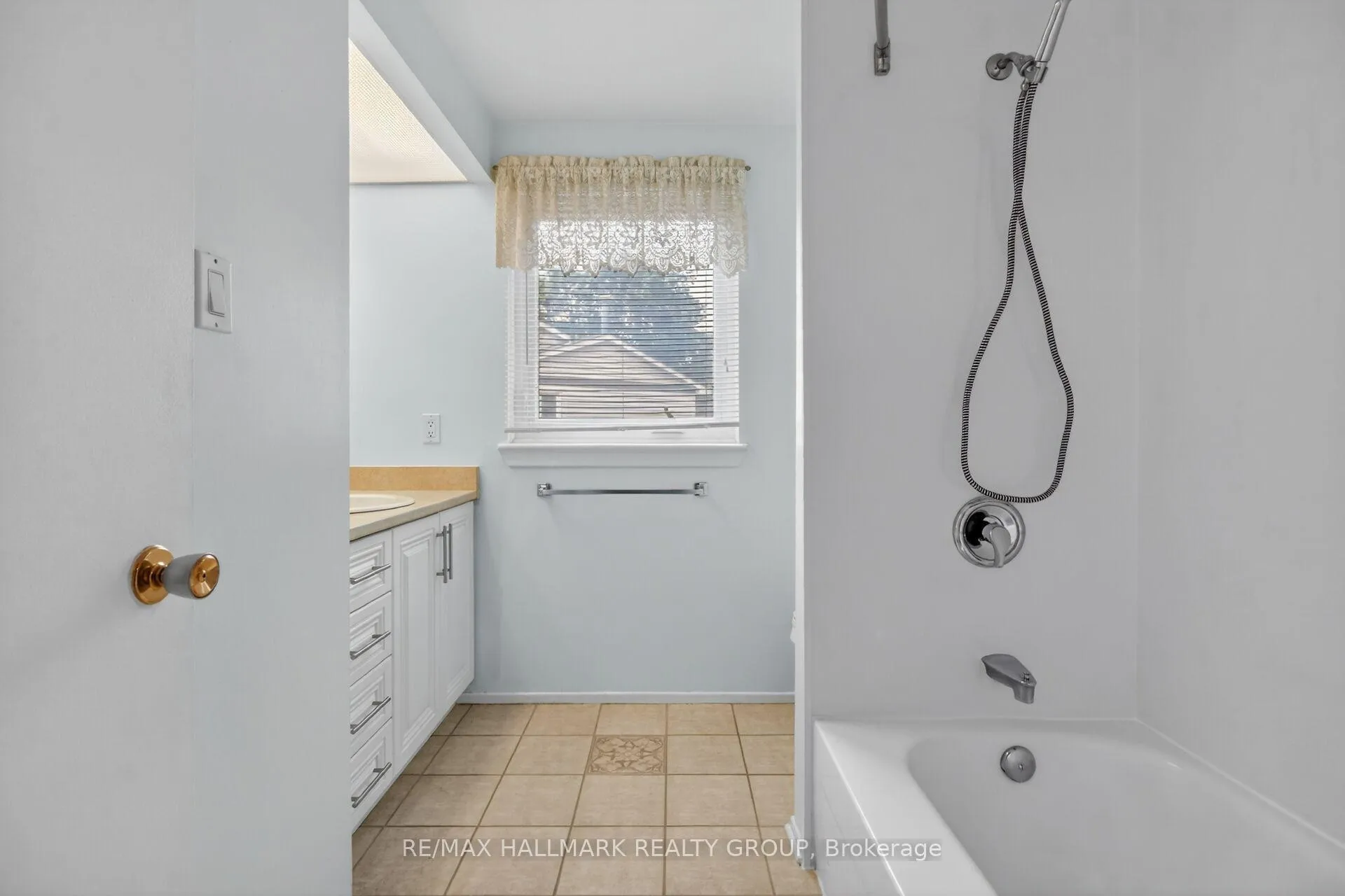 Photo 23 of 38 Amherst Crescent, Ottawa, Barrhaven - On the Green — HOMEH