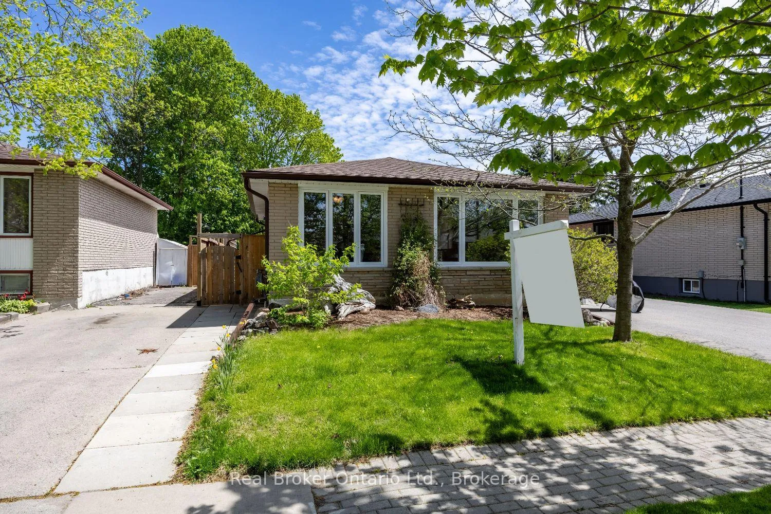 Photo 1 of 17 Strike Avenue, Clarington, Bowmanville — HOMEH