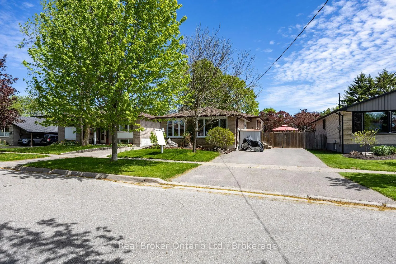 Photo 2 of 17 Strike Avenue, Clarington, Bowmanville — HOMEH