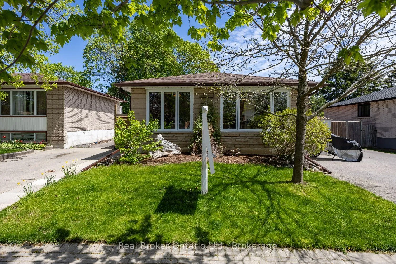 Photo 3 of 17 Strike Avenue, Clarington, Bowmanville — HOMEH