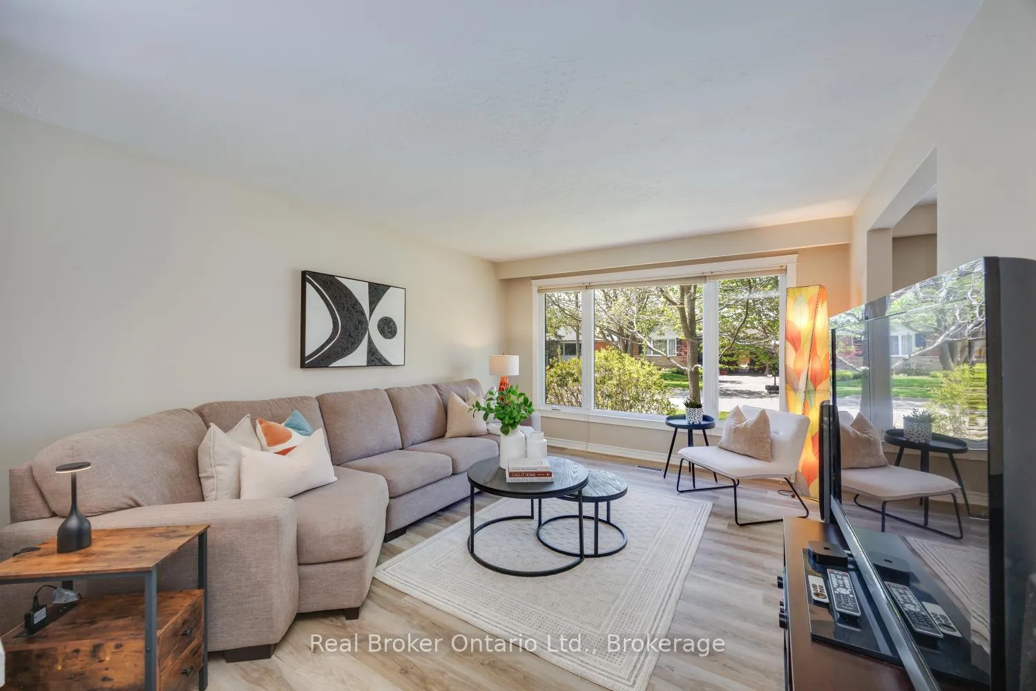 Photo 11 of 17 Strike Avenue, Clarington, Bowmanville — HOMEH