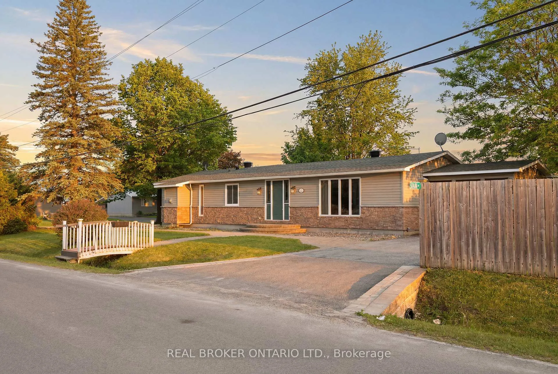 Front of 606 Lydia Street N