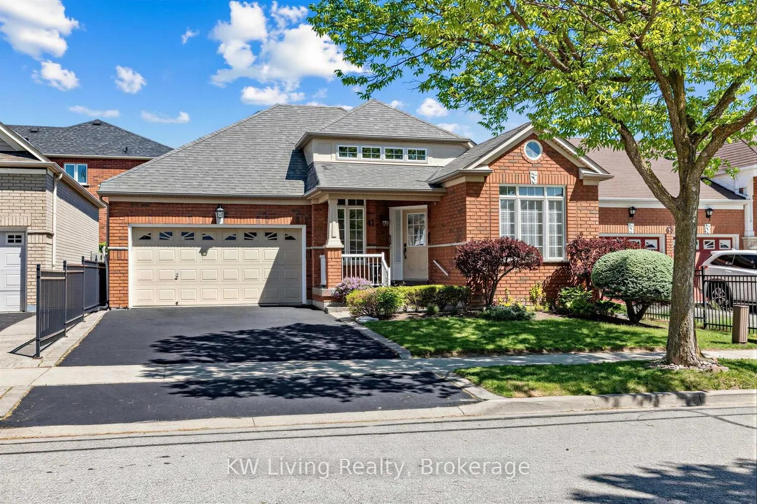 Photo 4 of 41 Manorwood Drive, Markham, Berczy — HOMEH